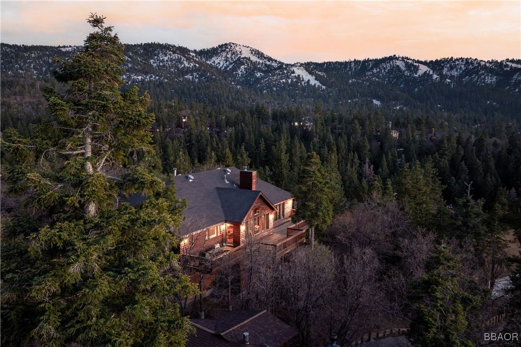 Photo of 43674 Yosemite Drive, Big Bear Lake, CA 92315 (MLS # 32500952)