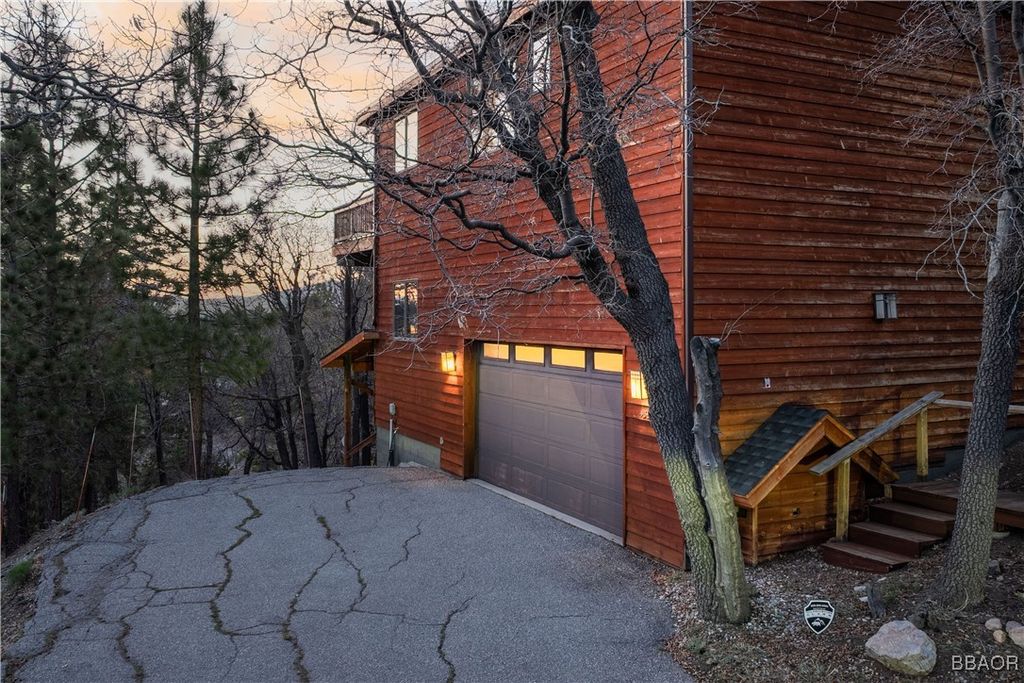 Photo of 43674 Yosemite Drive, Big Bear Lake, CA 92315 (MLS # 32500952)