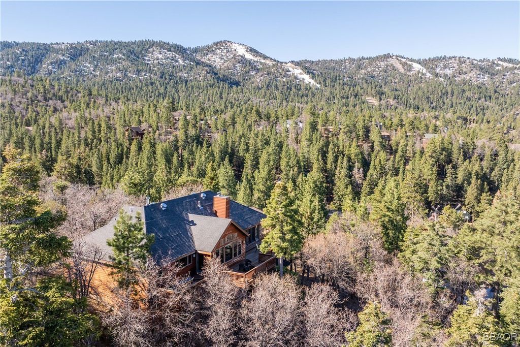 Photo of 43674 Yosemite Drive, Big Bear Lake, CA 92315 (MLS # 32500952)