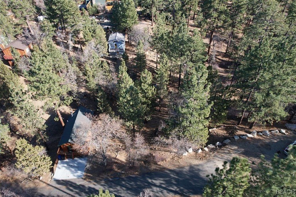 Photo of 899 Kern Avenue, Sugarloaf, CA 92386 (MLS # 32502025)