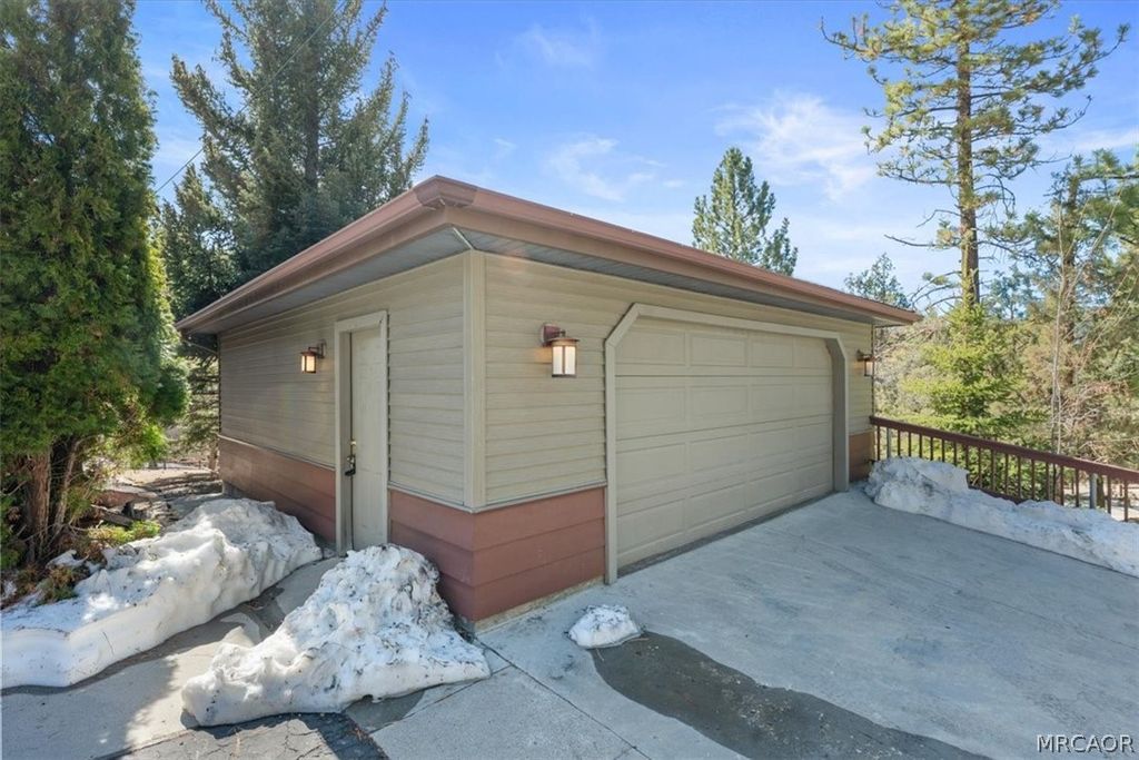 Photo of 42817 Encino Road, Big Bear Lake, CA 92315 (MLS # 32600398)