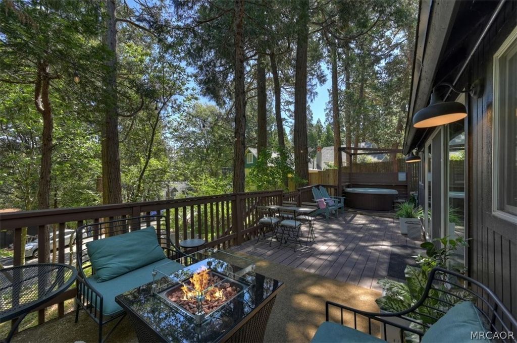 Photo of 669 Knoll Drive, Crestline, CA 92325 (MLS # 32601008)
