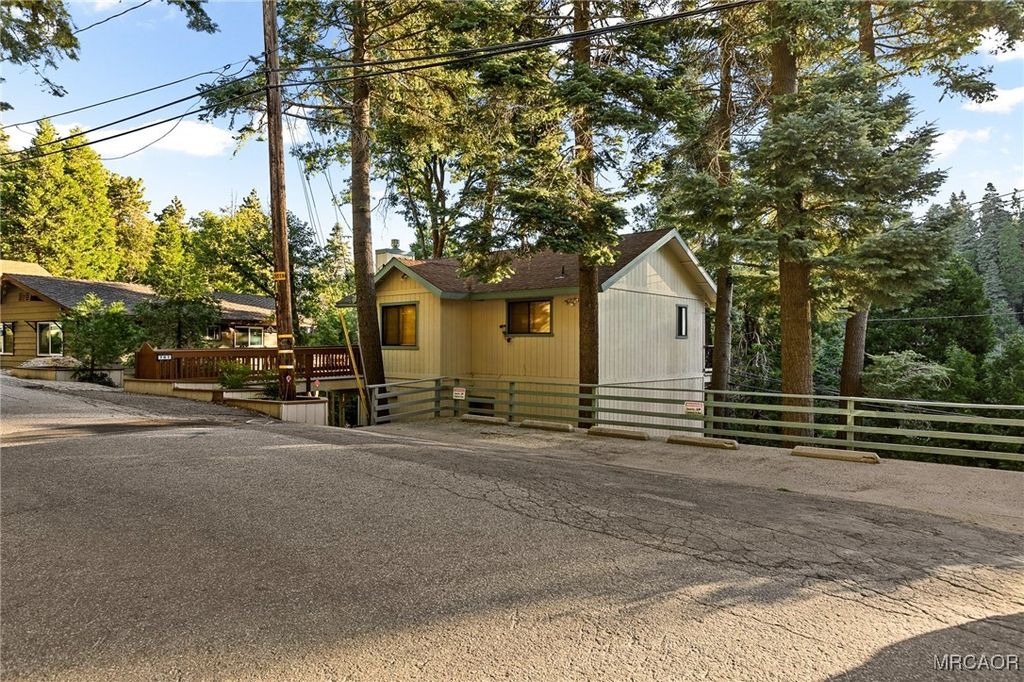 Photo of 707 Virginia Court, Lake Arrowhead, CA 92352 (MLS # 32600073)