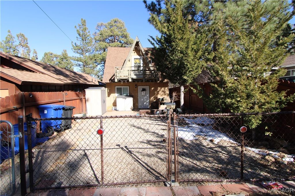 Photo of 731 Holmes Lane, Sugarloaf, CA 92386 (MLS # 32600033)