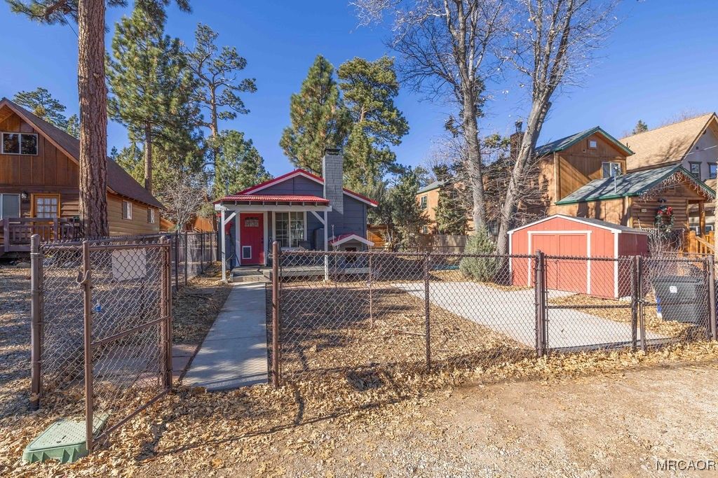 Photo of 696 Highland Lane, Sugarloaf, CA 92386 (MLS # 32502831)