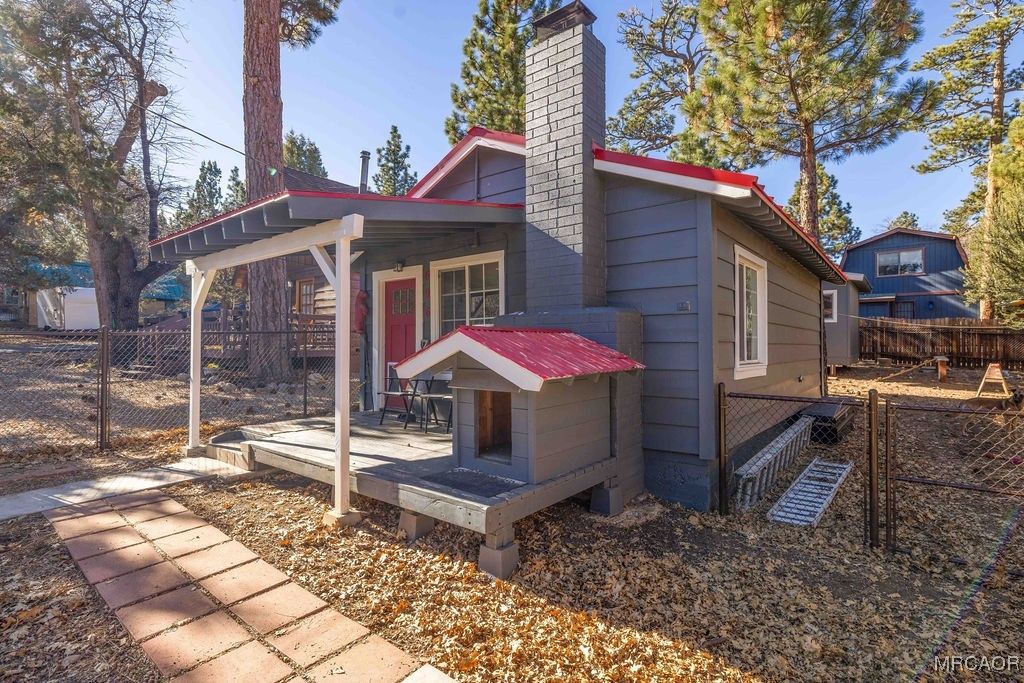Photo of 696 Highland Lane, Sugarloaf, CA 92386 (MLS # 32502831)