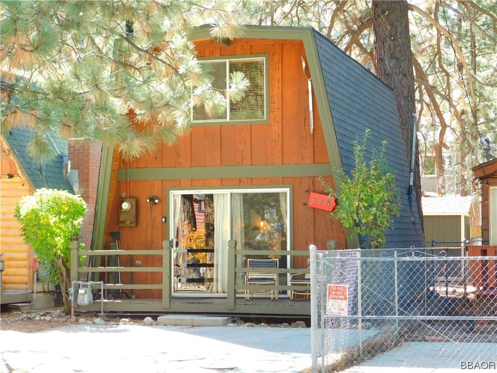 Photo of 318 W Sherwood Boulevard, Big Bear City, CA 92314 (MLS # 32300418)