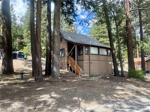 Photo of 1118 Clubview Drive, Big Bear Lake, CA 92315 (MLS # 32602166)