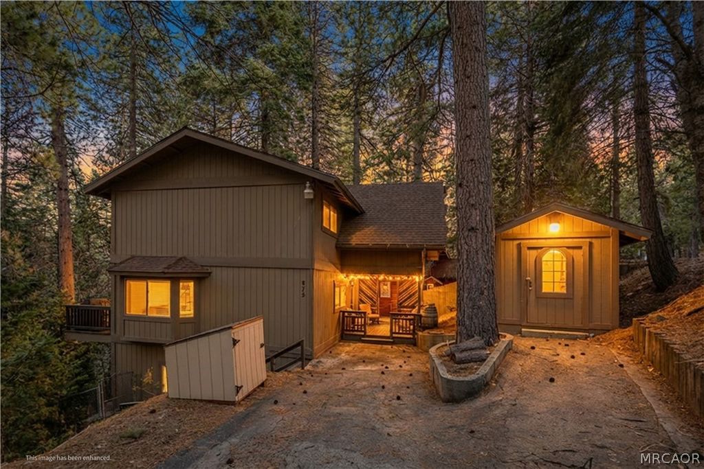 Photo of 875 Sierra Vista Drive, Twin Peaks, CA 92391 (MLS # 32600429)