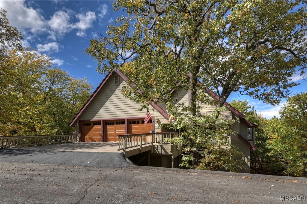 Photo of 28220 Bern Lane, Lake Arrowhead, CA 92352 (MLS # 32502580)