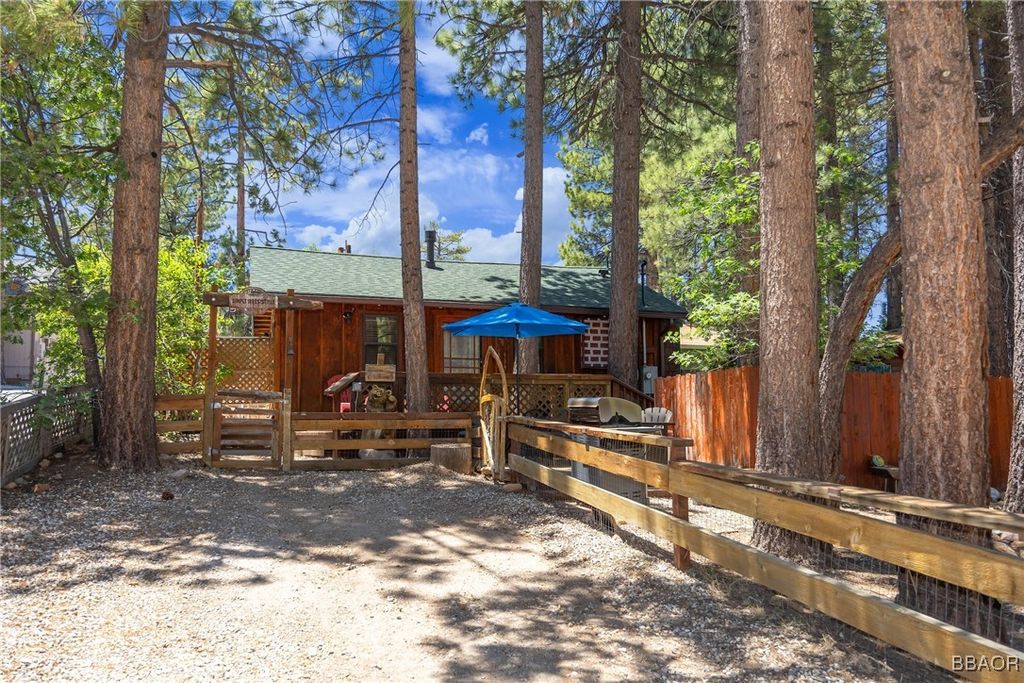 Photo of 40114 Esterly Lane, Big Bear Lake, CA 92315 (MLS # 32500273)