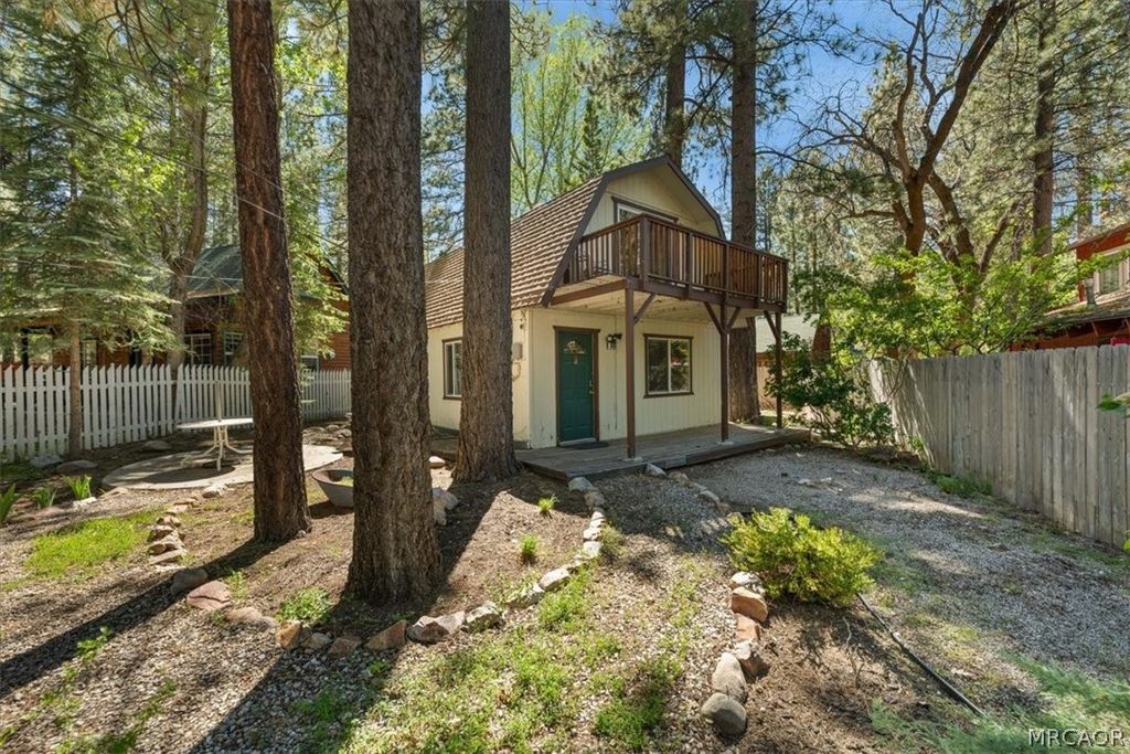 Photo of 880 Jaybird Lane, Big Bear Lake, CA 92315 (MLS # 32601090)
