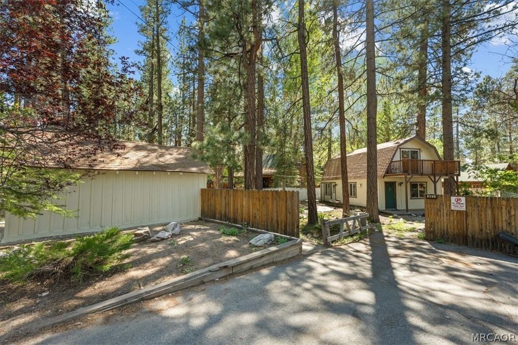 Photo of 880 Jaybird Lane, Big Bear Lake, CA 92315 (MLS # 32601090)