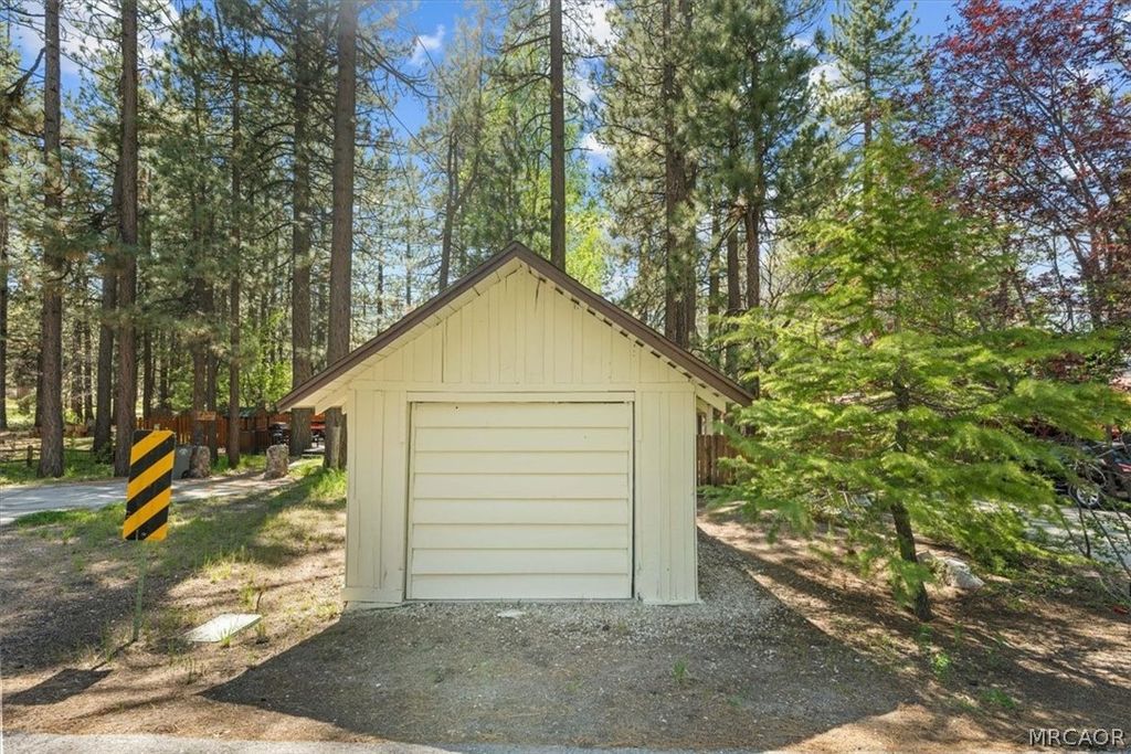 Photo of 880 Jaybird Lane, Big Bear Lake, CA 92315 (MLS # 32601090)