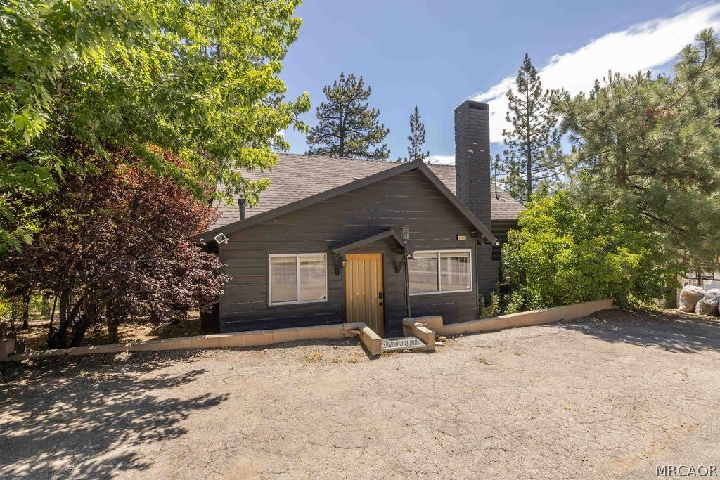 Photo of 615 Chipmunk Lane, Big Bear Lake, CA 92315 (MLS # 32601429)