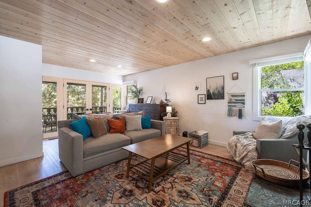 Photo of 615 Chipmunk Lane, Big Bear Lake, CA 92315 (MLS # 32601429)
