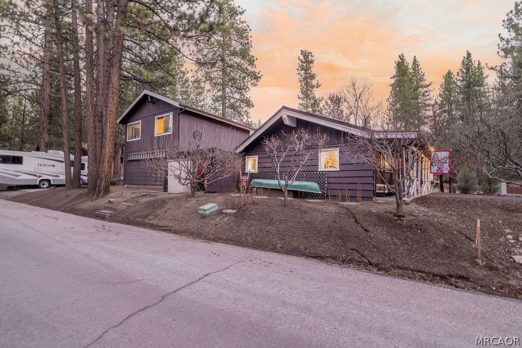 Photo of 433 Catalina Road, Big Bear Lake, CA 92315 (MLS # 32600599)