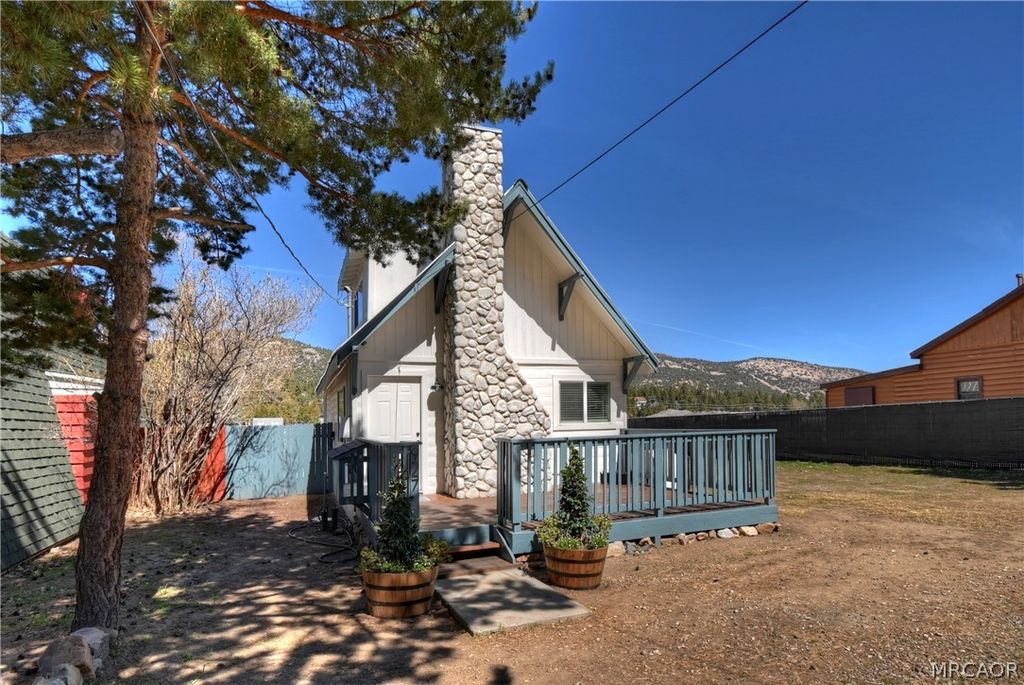 Photo of 927 W Fairway Boulevard, Big Bear City, CA 92314 (MLS # 32600464)