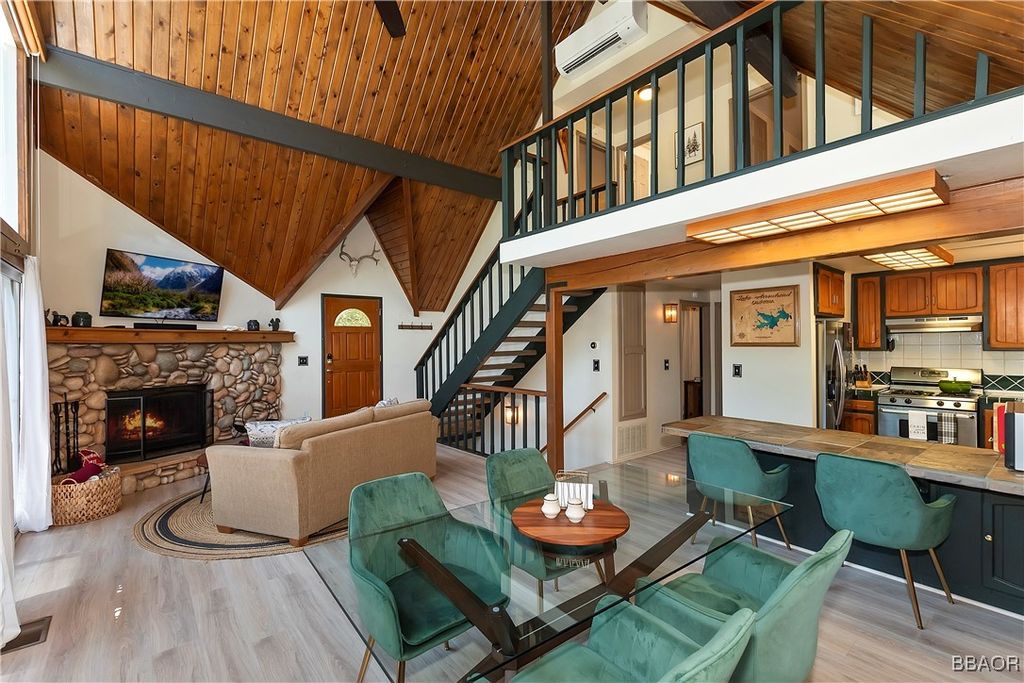 Photo of 27230 Peninsula Drive, Lake Arrowhead, CA 92352 (MLS # 32501883)