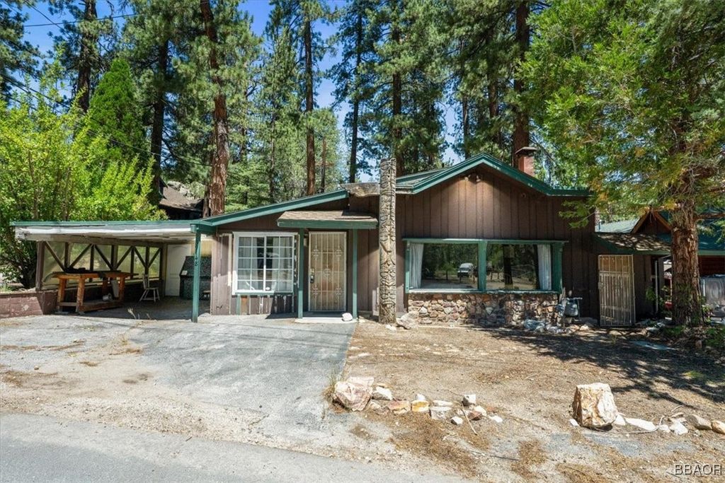 Photo of 39148 Rim Of The World Drive, Fawnskin, CA 92333 (MLS # 32502046)