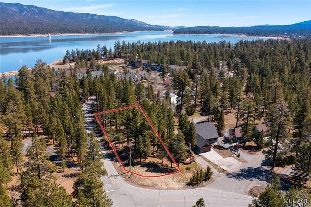 Photo of 39731 Lakeview Drive, Big Bear Lake, CA 92315 (MLS # 32502698)