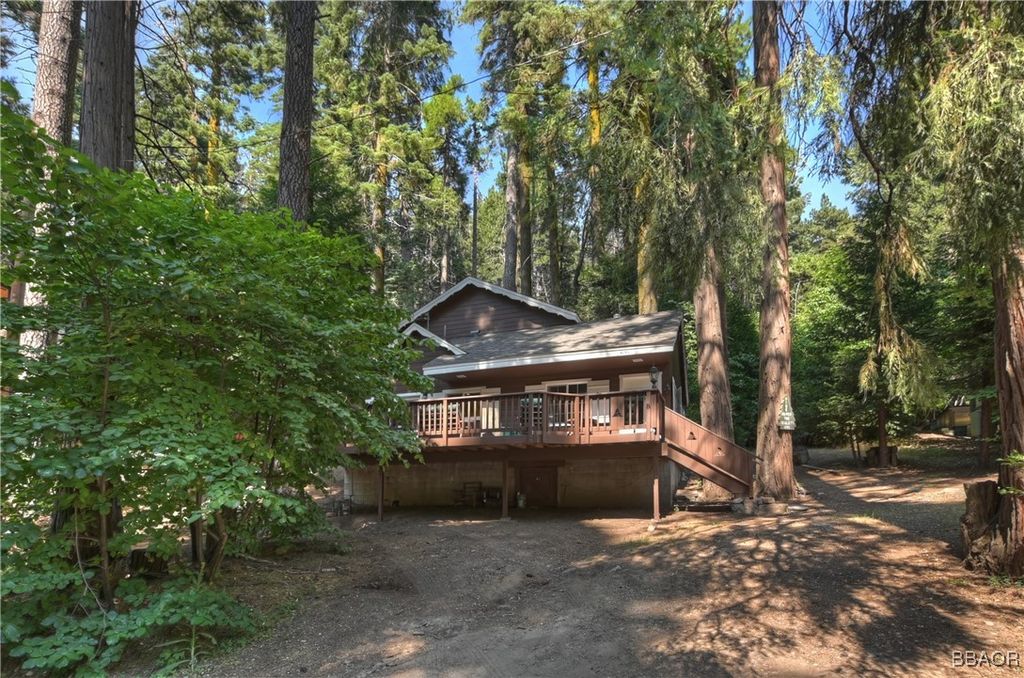 Photo of 691 Cottage Grove Road, Lake Arrowhead, CA 92352 (MLS # 32501877)