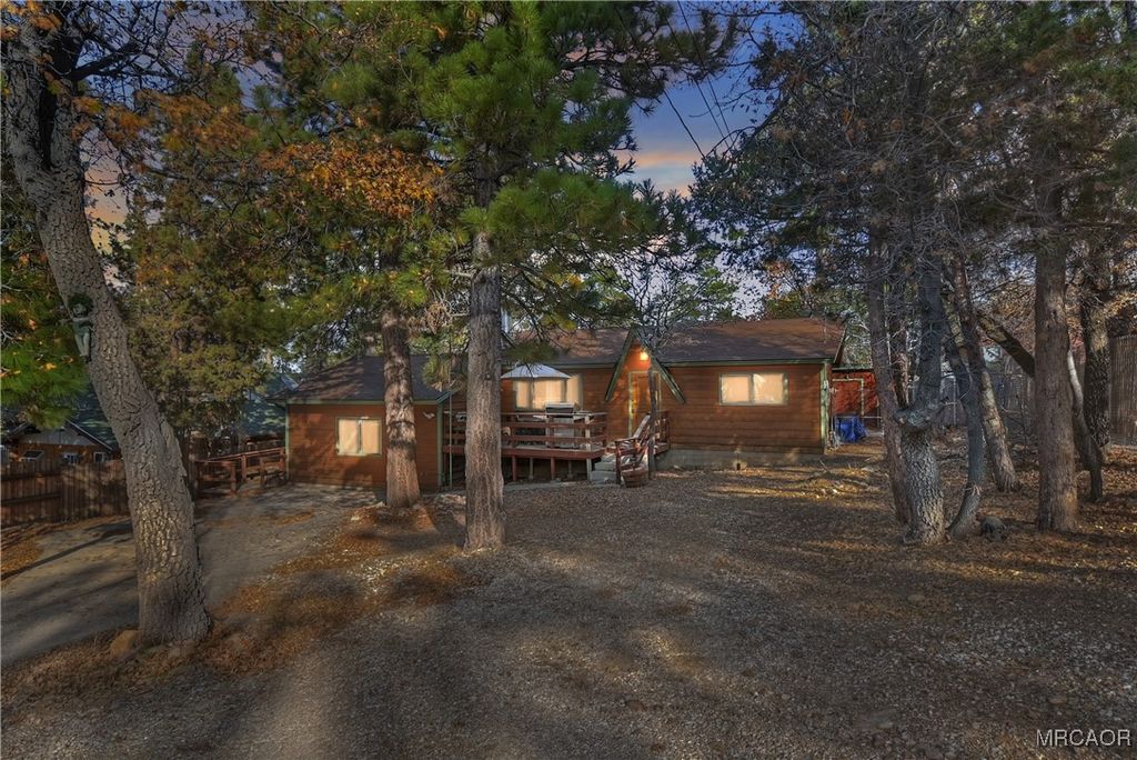 Photo of 811 Leonard Lane, Sugarloaf, CA 92386 (MLS # 32502539)