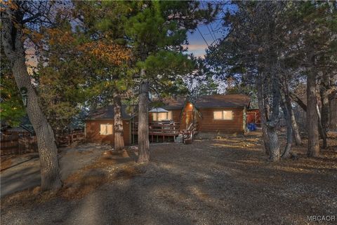 Photo of 811 Leonard Lane, Sugarloaf, CA 92386 (MLS # 32502539)