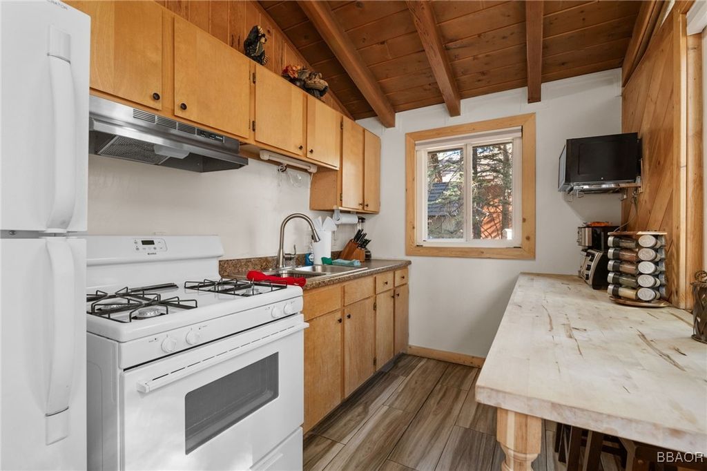 Photo of 1141 Alta Vista Avenue, Big Bear City, CA 92314 (MLS # 32406077)