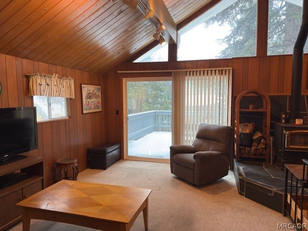 Photo of 719 Ridge Way, Green Valley Lake, CA 92341 (MLS # 32600319)