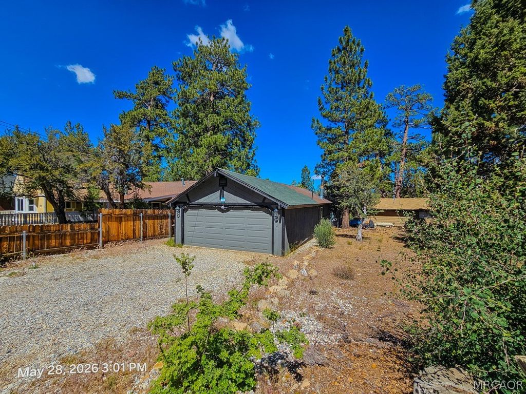 Photo of 541 Spruce Lane, Sugarloaf, CA 92386 (MLS # 32601267)