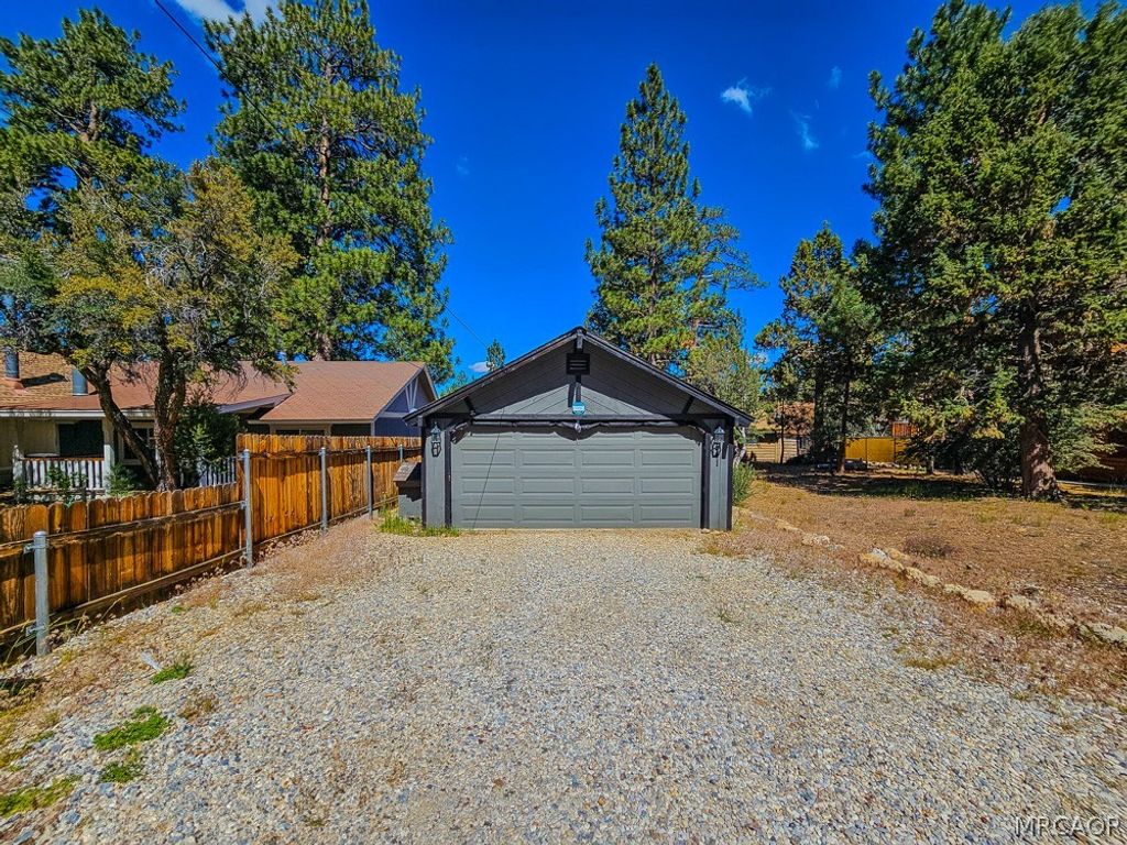 Photo of 541 Spruce Lane, Sugarloaf, CA 92386 (MLS # 32601267)