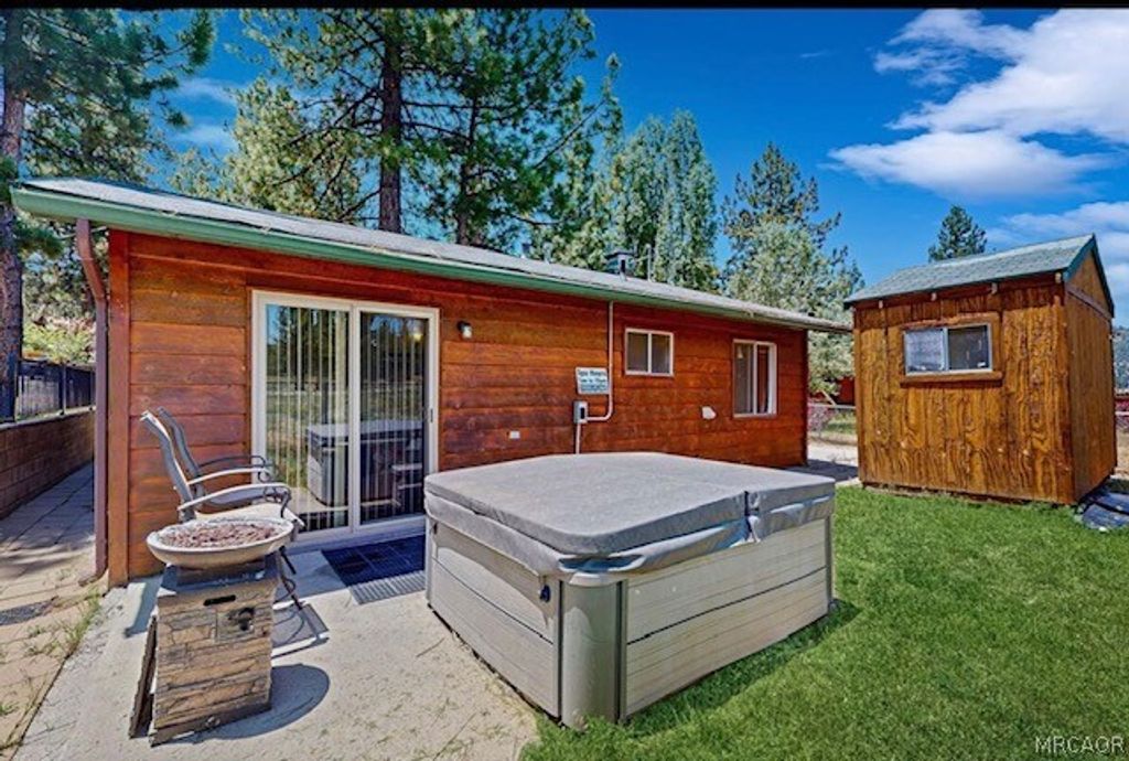 Photo of 665 Metcalf Lane, Big Bear Lake, CA 92315 (MLS # 32600298)