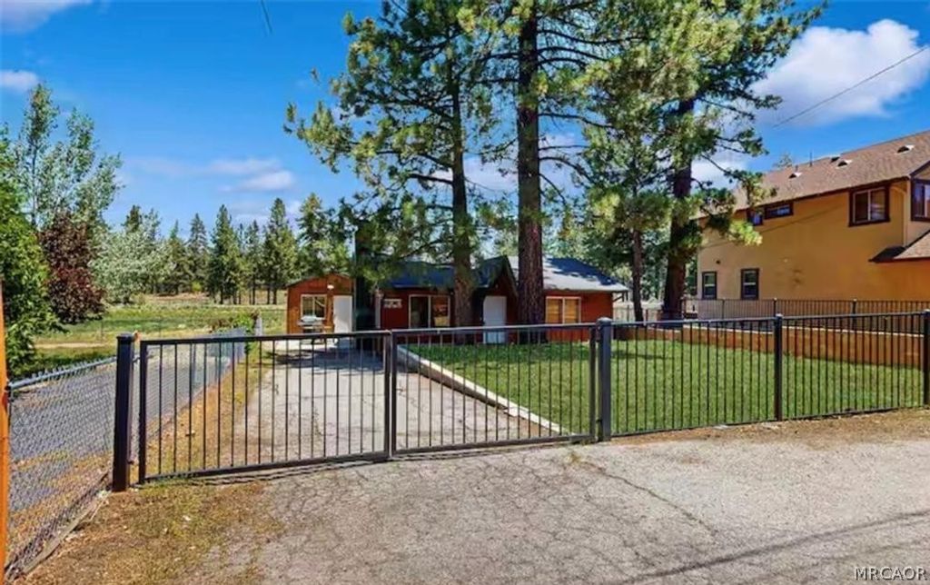 Photo of 665 Metcalf Lane, Big Bear Lake, CA 92315 (MLS # 32600298)