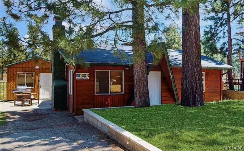 Photo of 665 Metcalf Lane, Big Bear Lake, CA 92315 (MLS # 32600298)