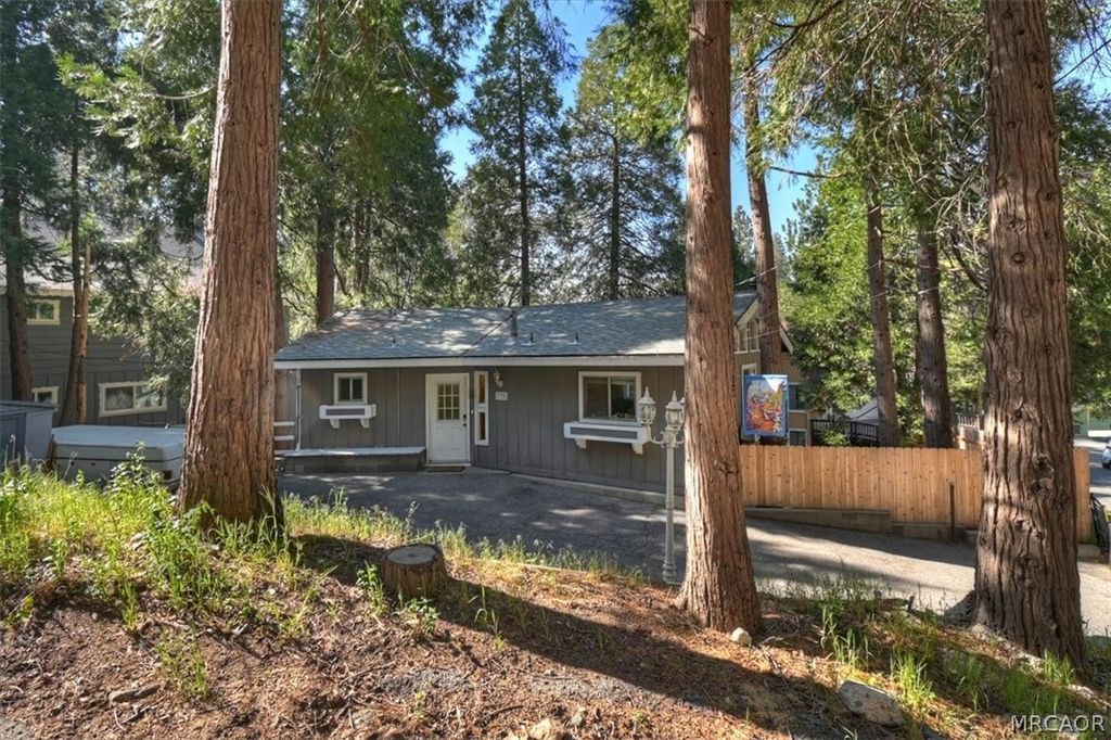 Photo of 770 Berne Drive, Crestline, CA 92325 (MLS # 32600772)
