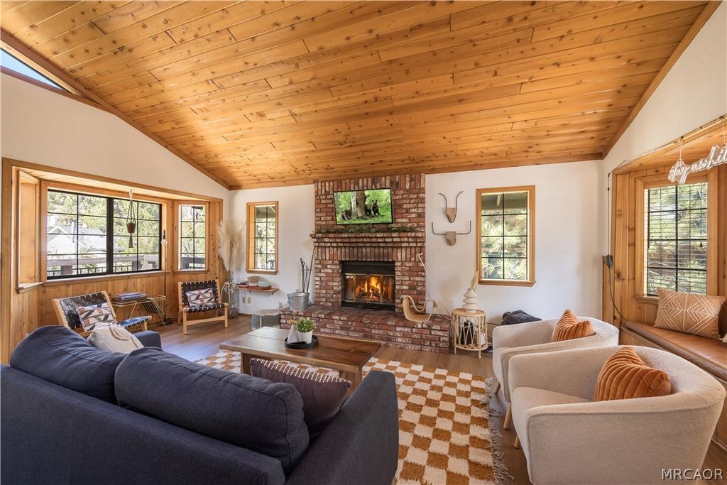 Photo of 42672 Juniper Drive, Big Bear Lake, CA 92315 (MLS # 32600705)