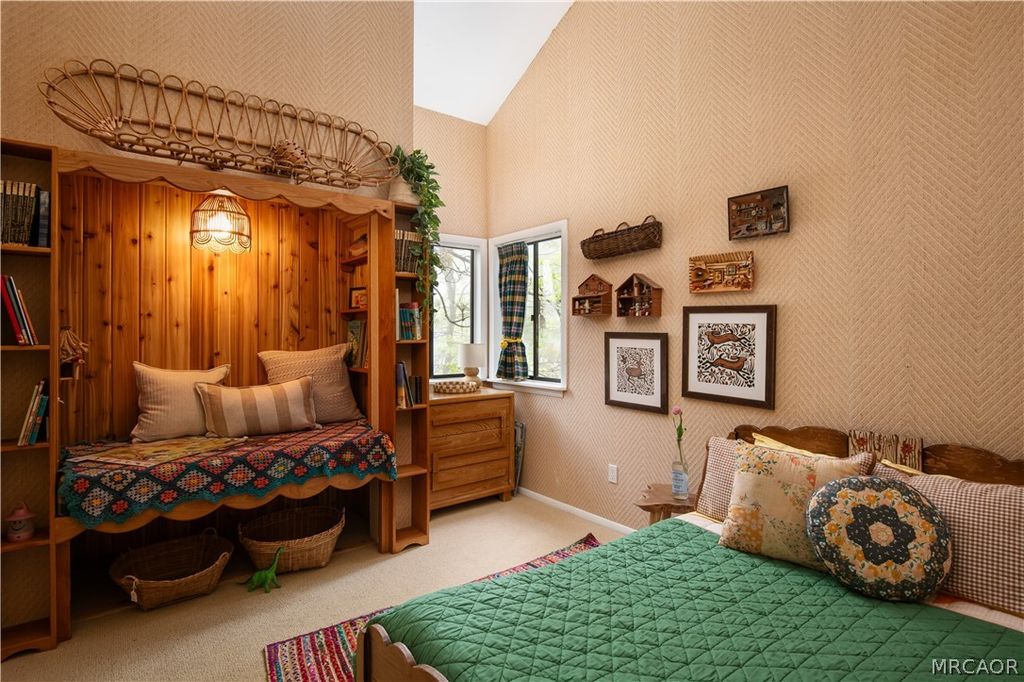 Photo of 27322 Matterhorn Drive, Lake Arrowhead, CA 92352 (MLS # 32600930)