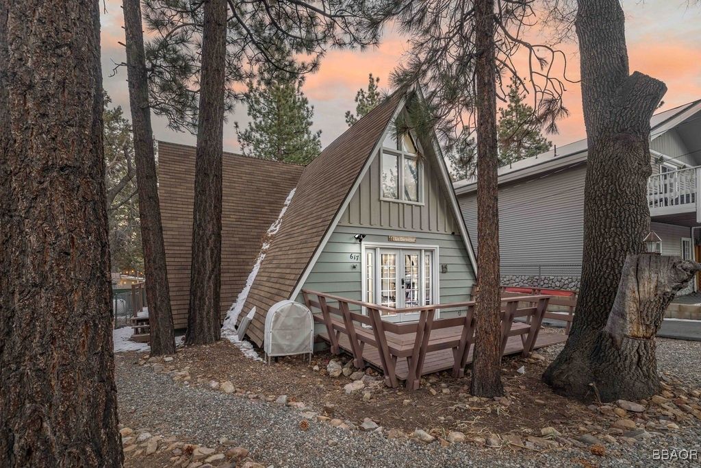 Photo of 617 Highland Lane, Sugarloaf, CA 92386 (MLS # 32500193)
