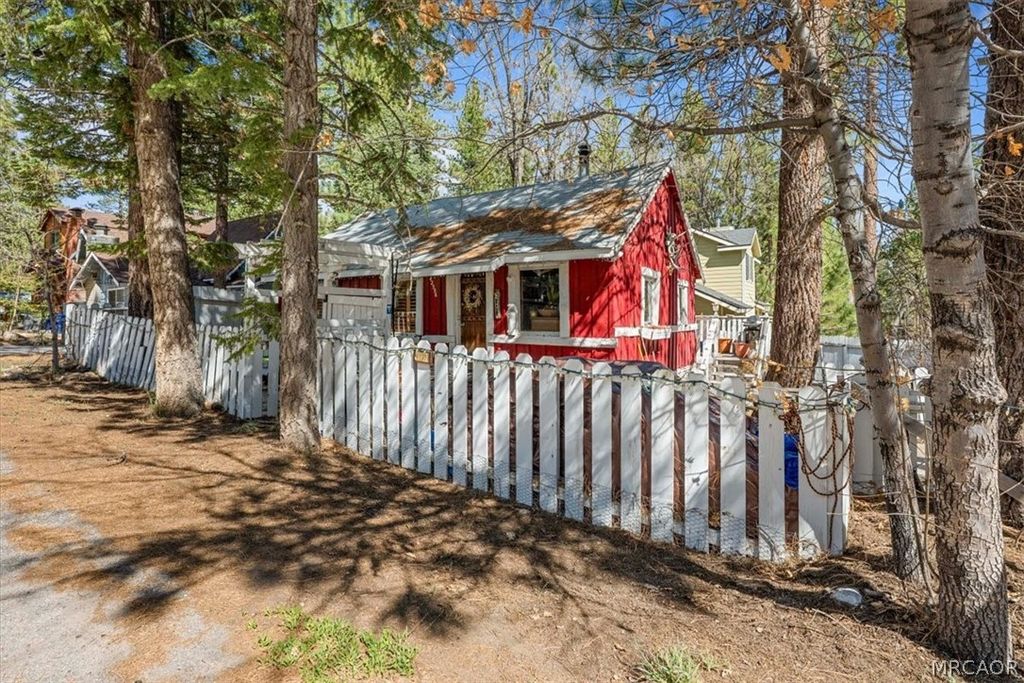 Photo of 42596 Willow Avenue, Big Bear Lake, CA 92315 (MLS # 32600688)