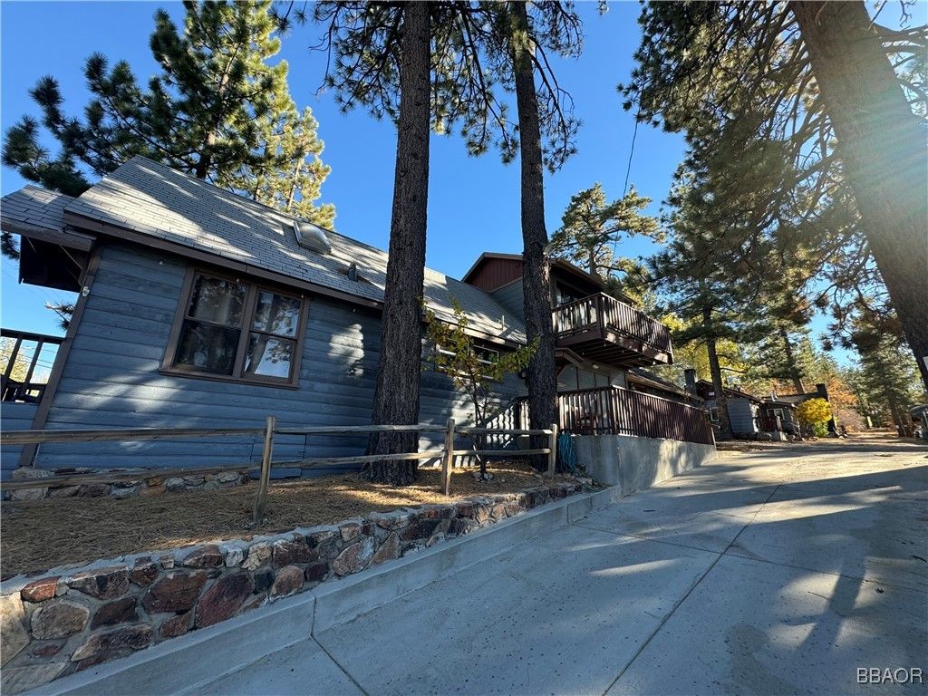 Photo of 40105 Big Bear Blvd Boulevard, Big Bear Lake, CA 92315 (MLS # 32406109)