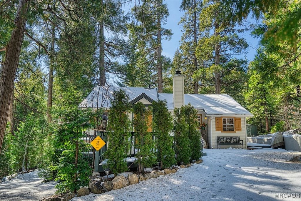 Photo of 27191 Little Bear Road, Lake Arrowhead, CA 92317 (MLS # 32502660)