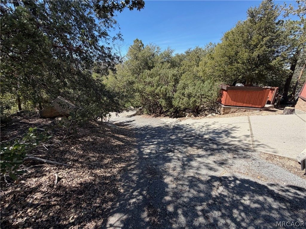 Photo of 0 Grasshorn Terrace, Lake Arrowhead, CA 92352 (MLS # 32600589)