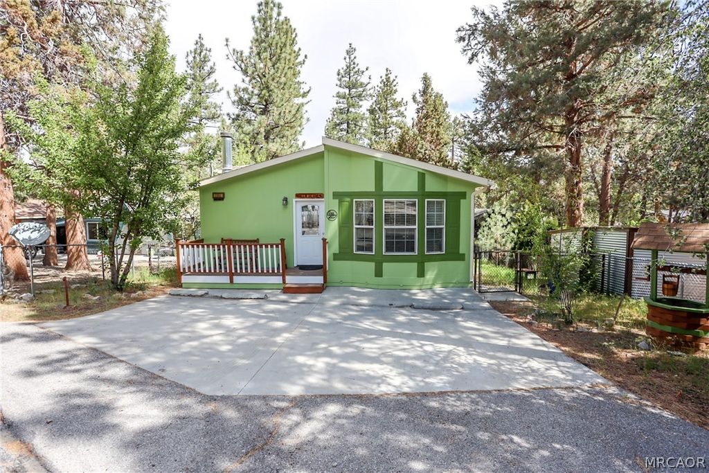 Photo of 417 Garrick Way, Big Bear City, CA 92314 (MLS # 32601012)