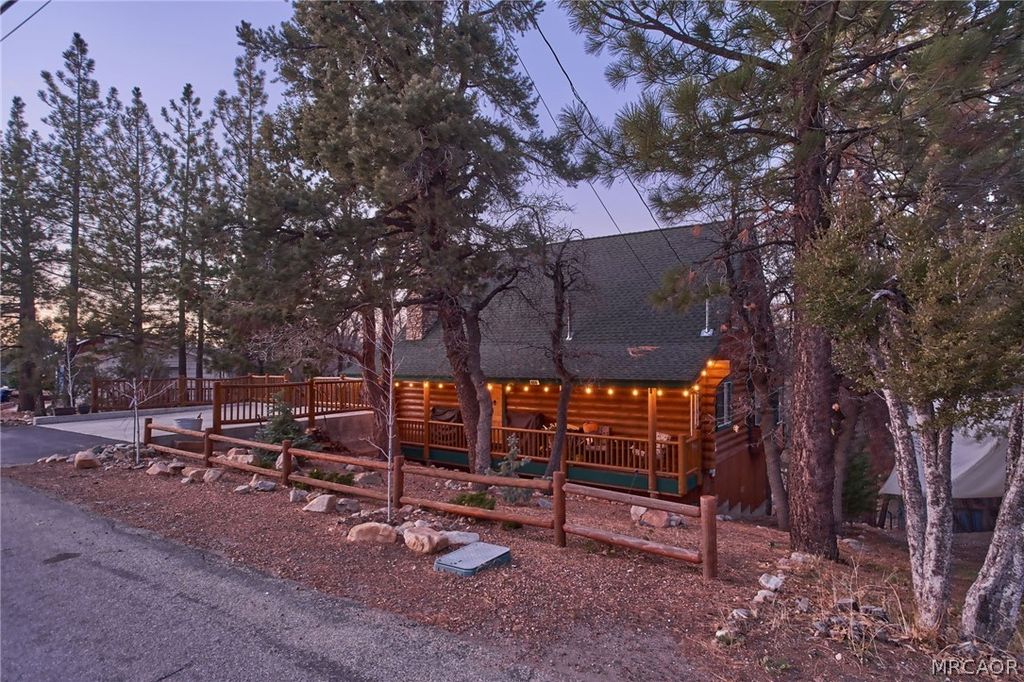 Photo of 654 Villa Grove Avenue, Big Bear City, CA 92314 (MLS # 32600299)