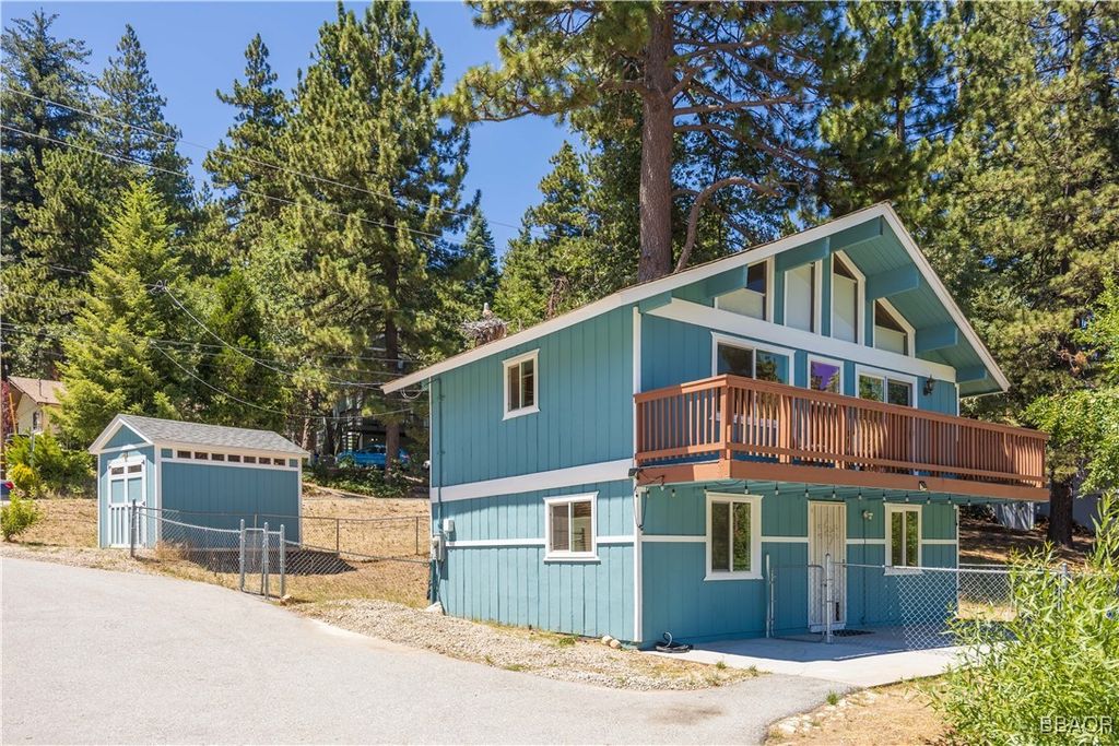 Photo of 2395 Hunsaker Drive, Running Springs, CA 92382 (MLS # 32501926)
