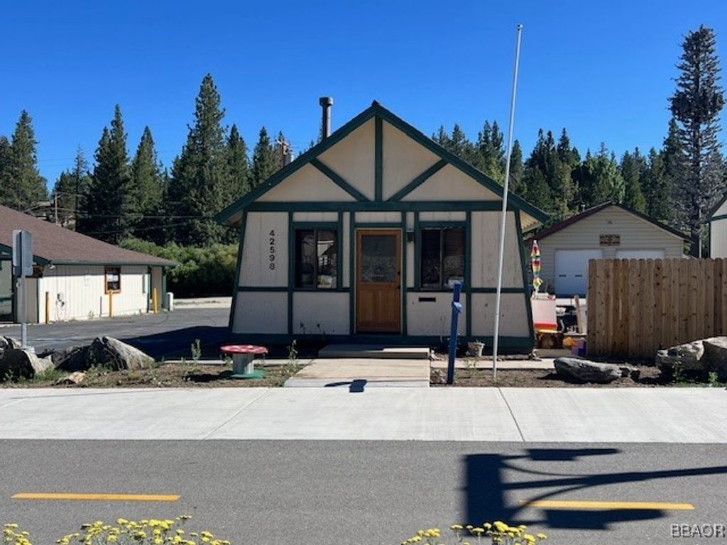 Photo of 42598 Moonridge Road, Big Bear Lake, CA 92315 (MLS # 32501811)