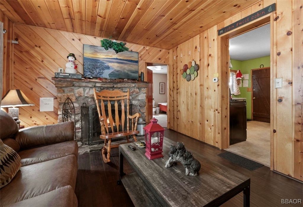 Photo of 1118 Clubview Drive, Big Bear Lake, CA 92315 (MLS # 32501667)