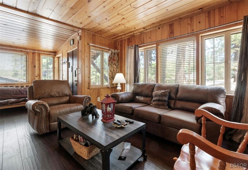 Photo of 1118 Clubview Drive, Big Bear Lake, CA 92315 (MLS # 32501667)