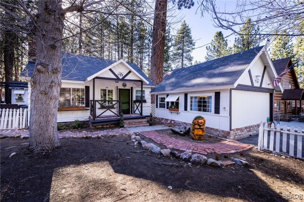 Photo of 758 Elm Street, Big Bear Lake, CA 92315 (MLS # 32501025)